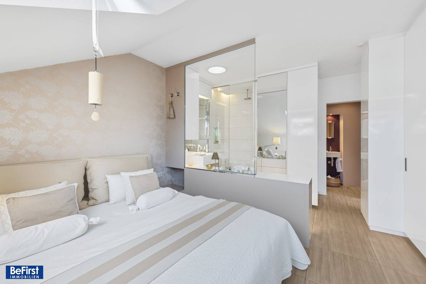 Fantastic quiet rooftop terrace apartment generously laid out. Ideal for couples and singles