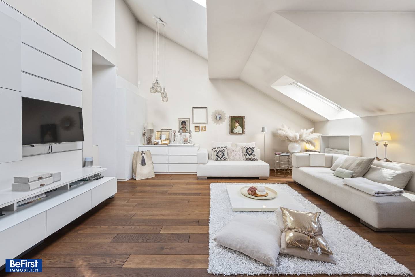 Fantastic quiet rooftop terrace apartment generously laid out. Ideal for couples and singles
