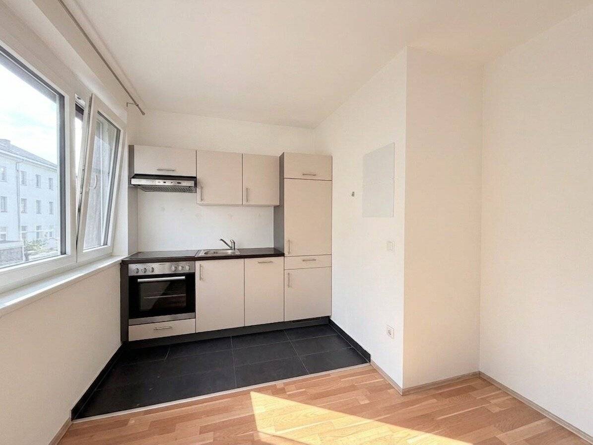 At U4 Friedensbrücke and Tram Stop Bright and Well Laid Out 2-Room Apartment