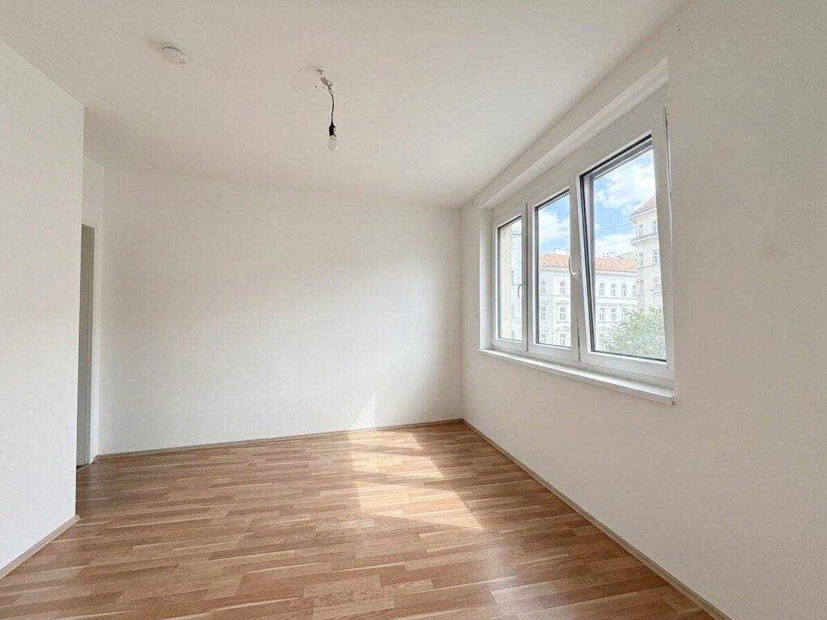 At U4 Friedensbrücke and Tram Stop Bright and Well Laid Out 2-Room Apartment