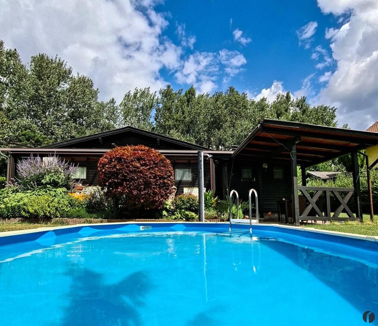 Sommerdomizil mit Pool auf großzügigem Pachtgrundstück