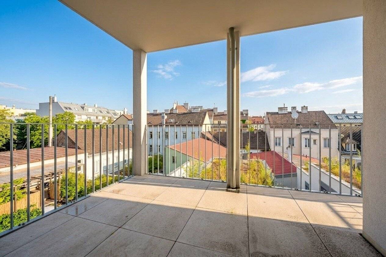 NEW Efficient new build apartment with large courtyard-facing balcony