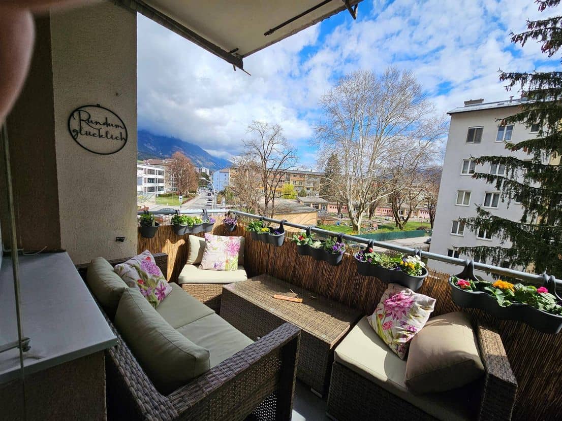 Helle Wohnung mit Balkon und Bergblick in ruhiger Lage