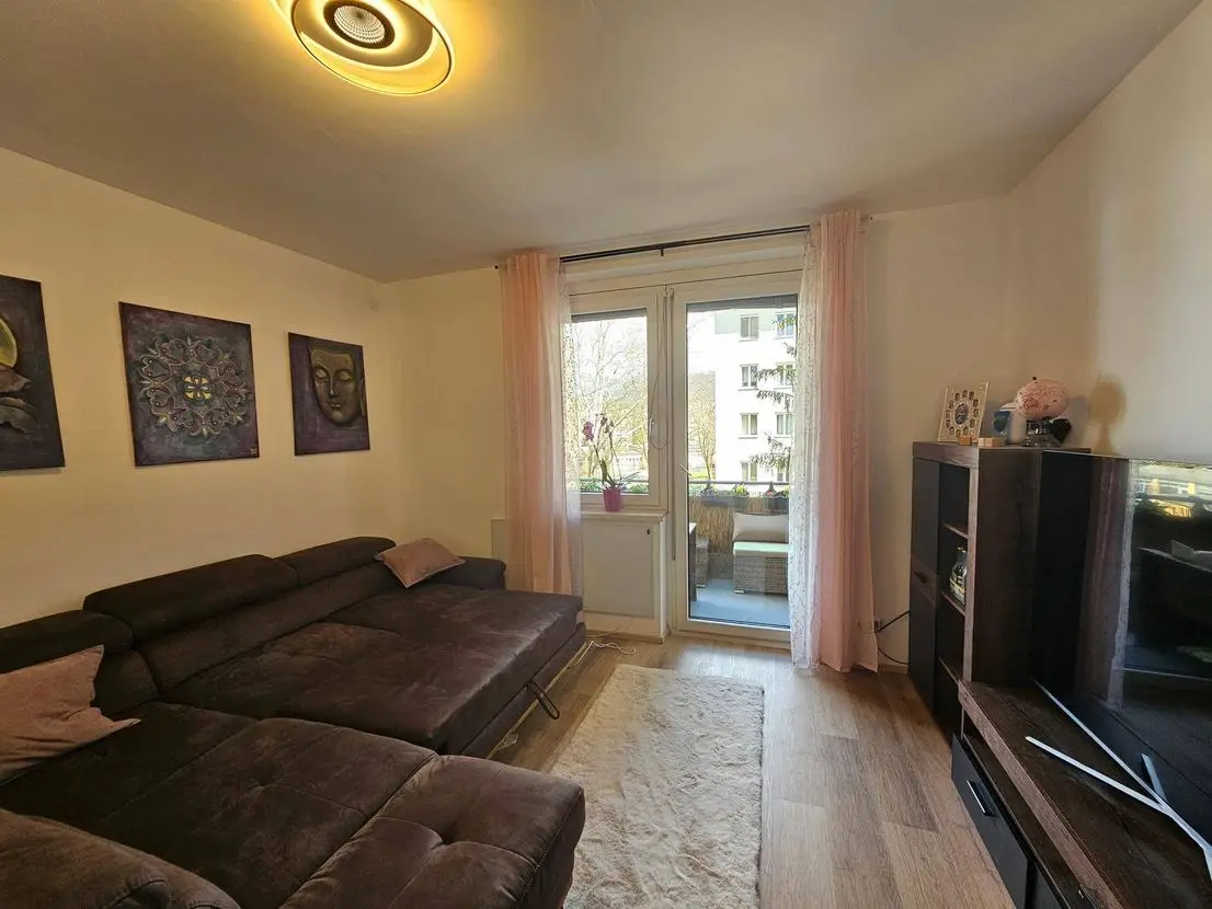 Helle Wohnung mit Balkon und Bergblick in ruhiger Lage
