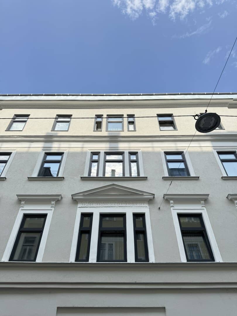 Stylish period apartment with elevator – Permanently rented with 4.2% yield
