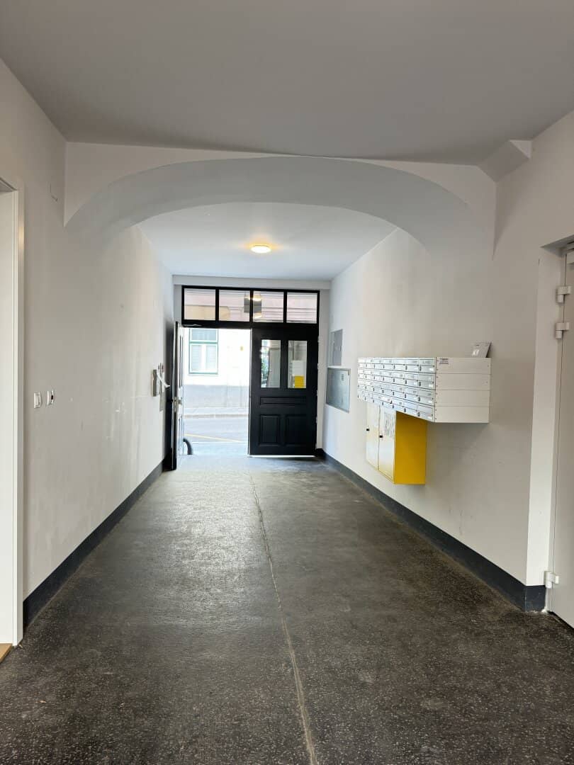 Stylish period apartment with elevator – Permanently rented with 4.2% yield
