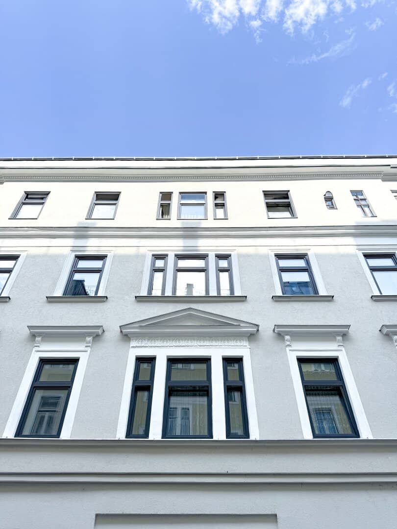 Investor hit Permanently! In a renovated building 2.5-room period apartment - permanently rented! with 3,8 % return