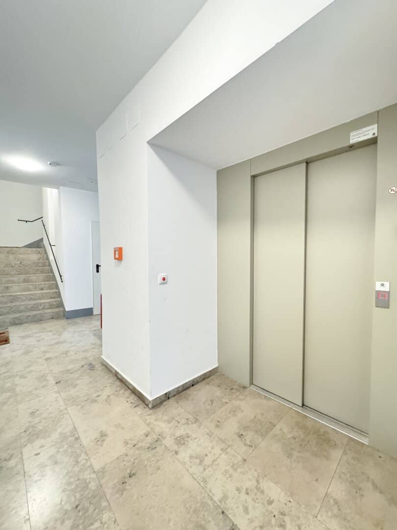 Stylish period apartment with elevator – Permanently rented with 4.2% yield