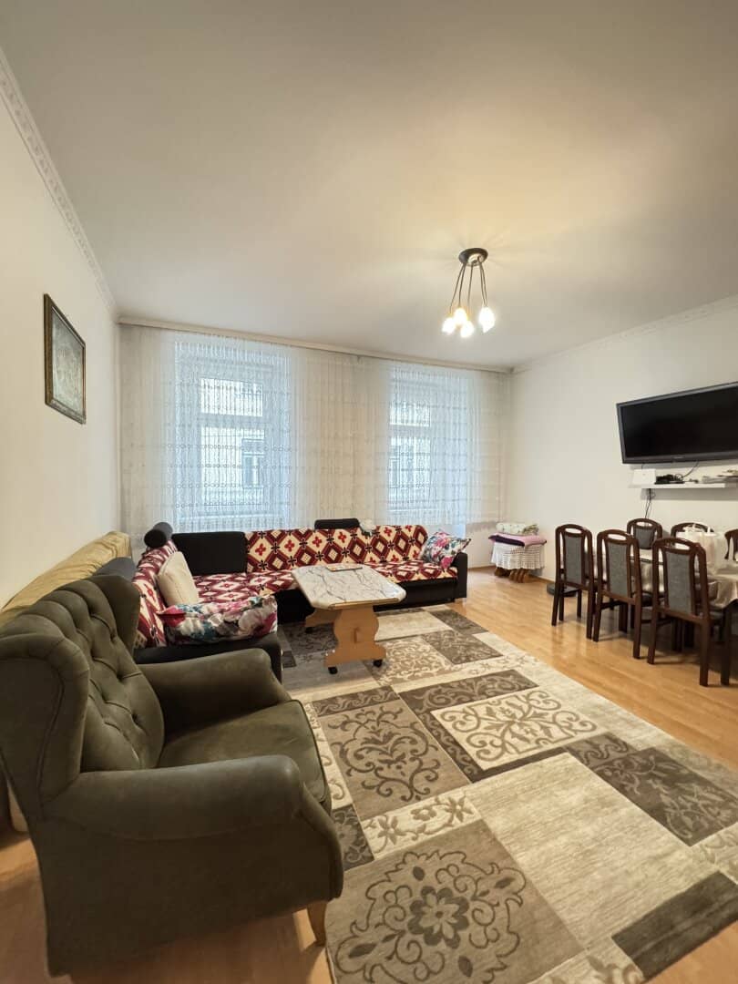 3.2% Yield Charming 2.5-Room Apartment with Ideal Layout in Top-Renovated Building - Permanently Let for Sale