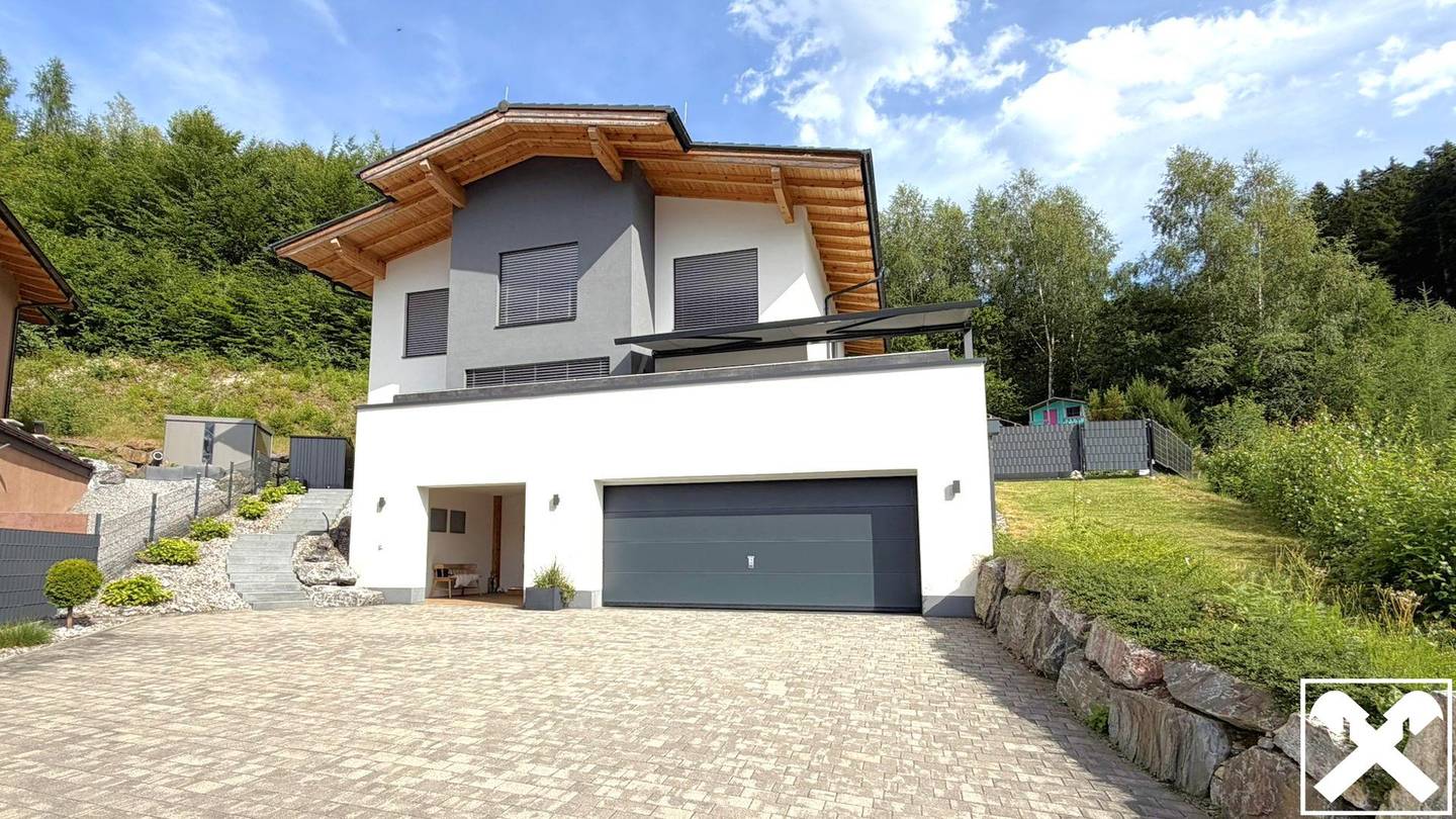 Familienwohnung mit Garten und Bergblick