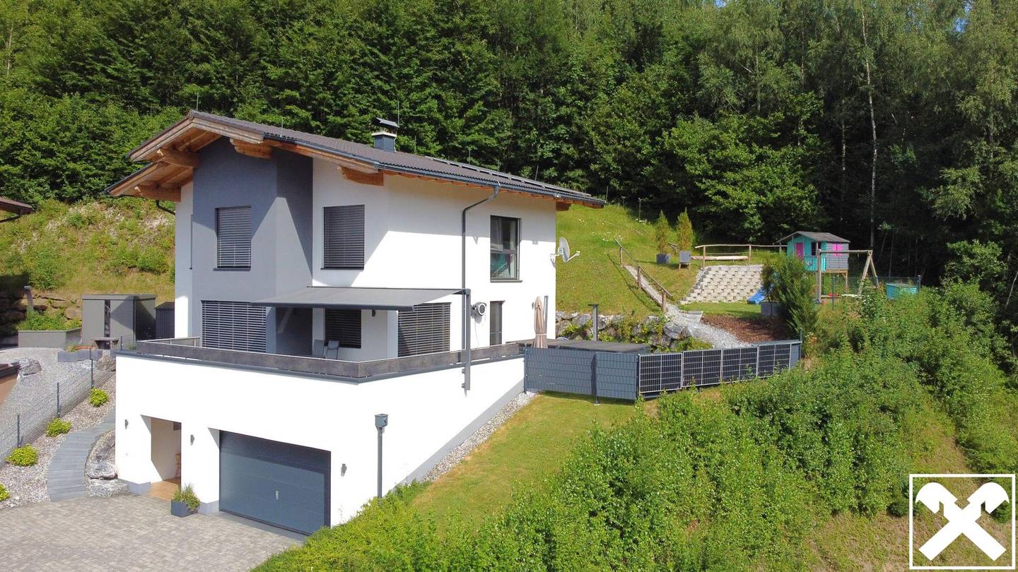 Familienwohnung mit Garten und Bergblick