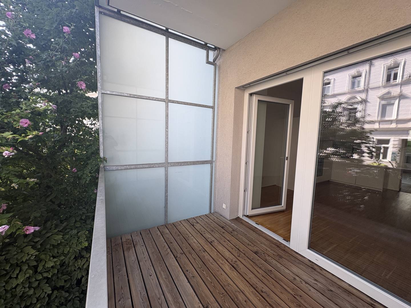 Lichtdurchflutete Wohnung mit Altbaucharme und Loggia