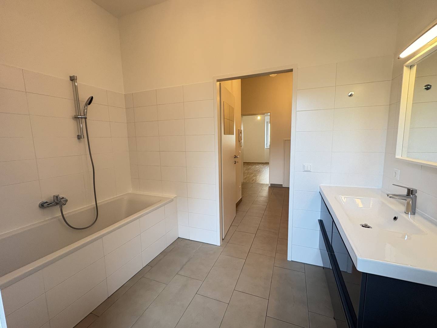 Lichtdurchflutete Wohnung mit Altbaucharme und Loggia