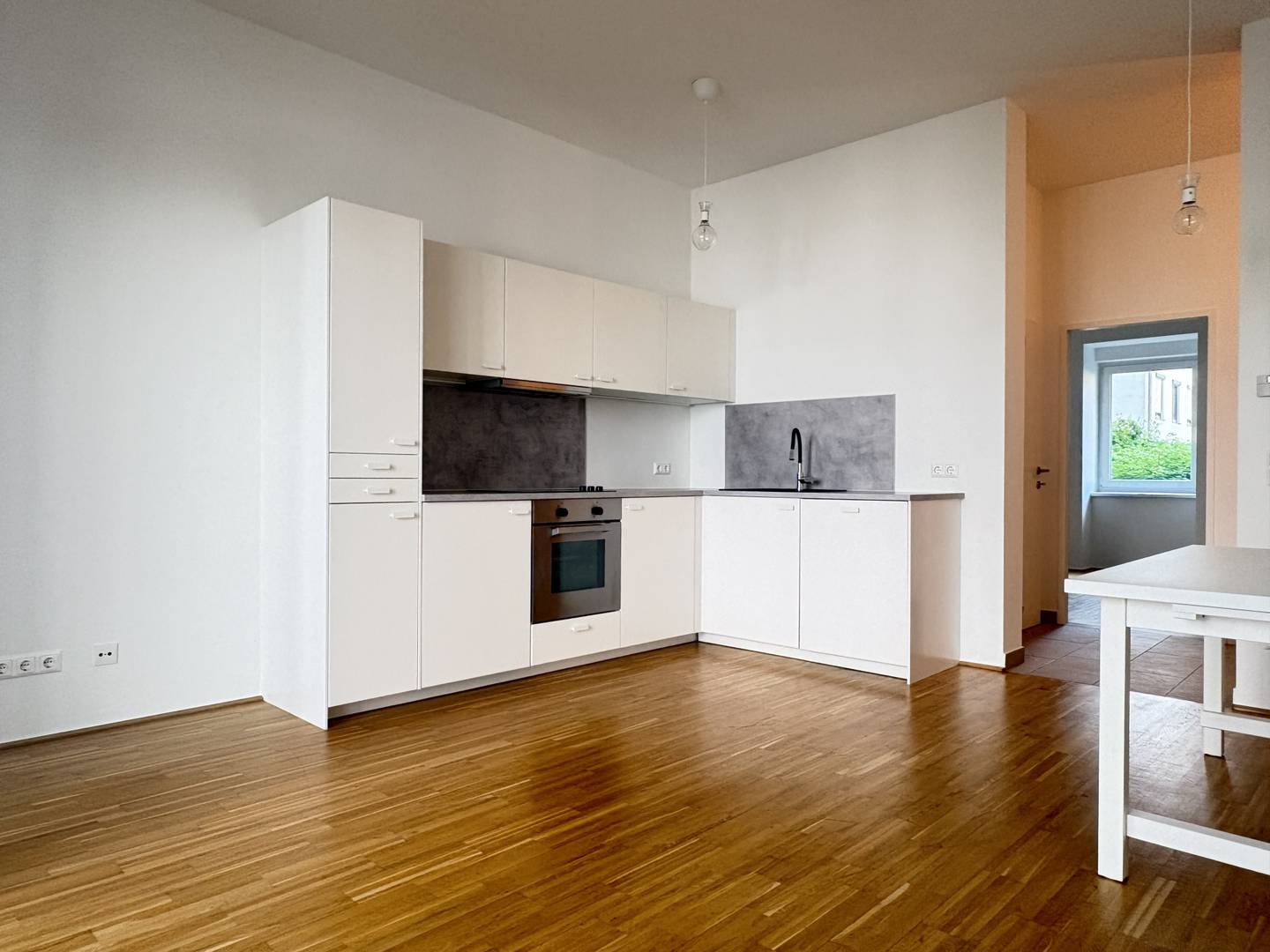 Lichtdurchflutete Wohnung mit Altbaucharme und Loggia