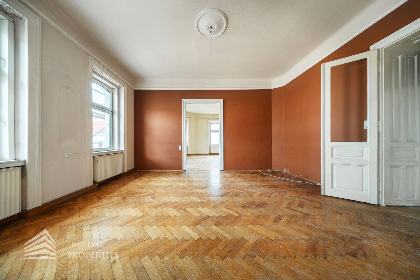Bright 3-room apartment in need of renovation, near Neustiftgasse