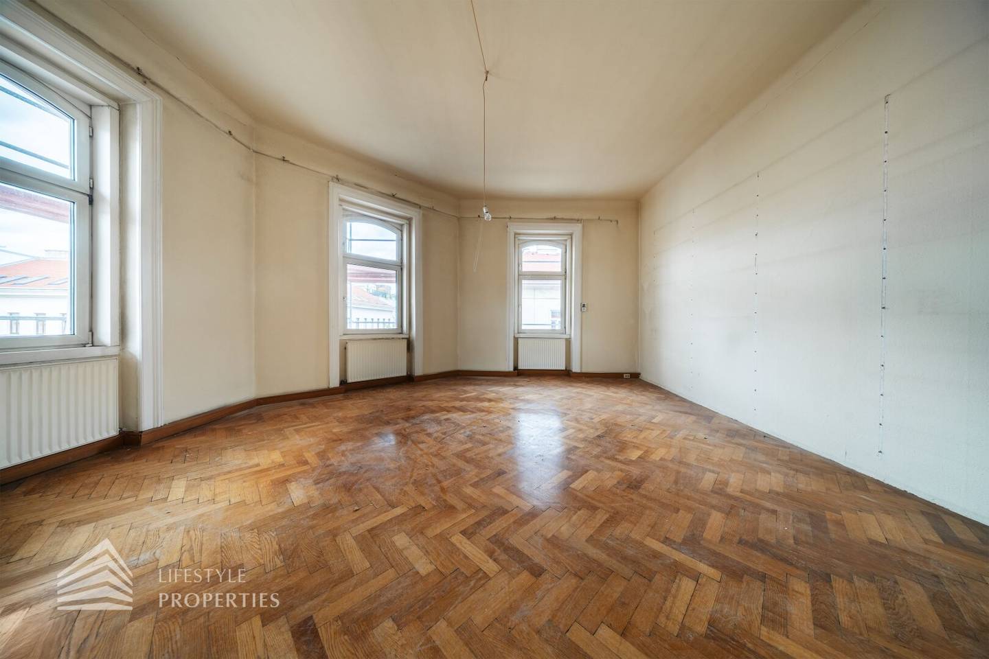 Bright 3-room apartment in need of renovation, near Neustiftgasse