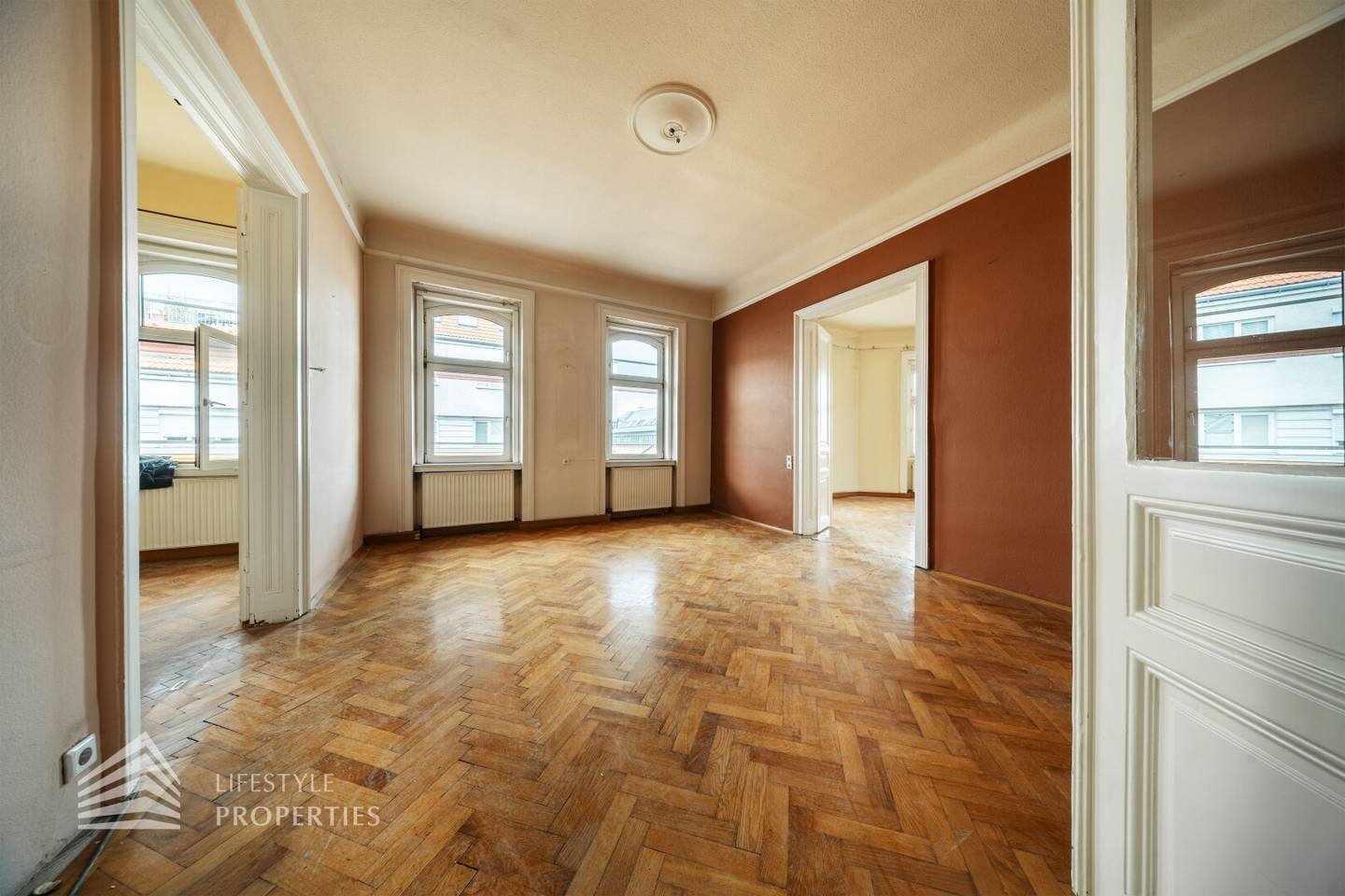 Bright 3-room apartment in need of renovation, near Neustiftgasse