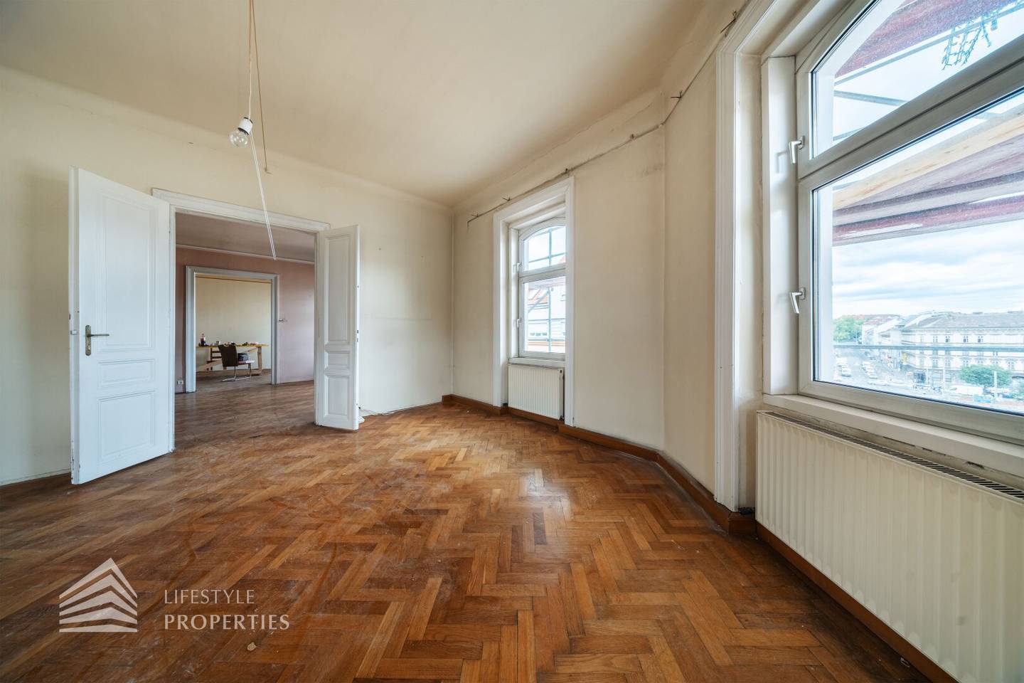 Bright 3-room apartment in need of renovation, near Neustiftgasse