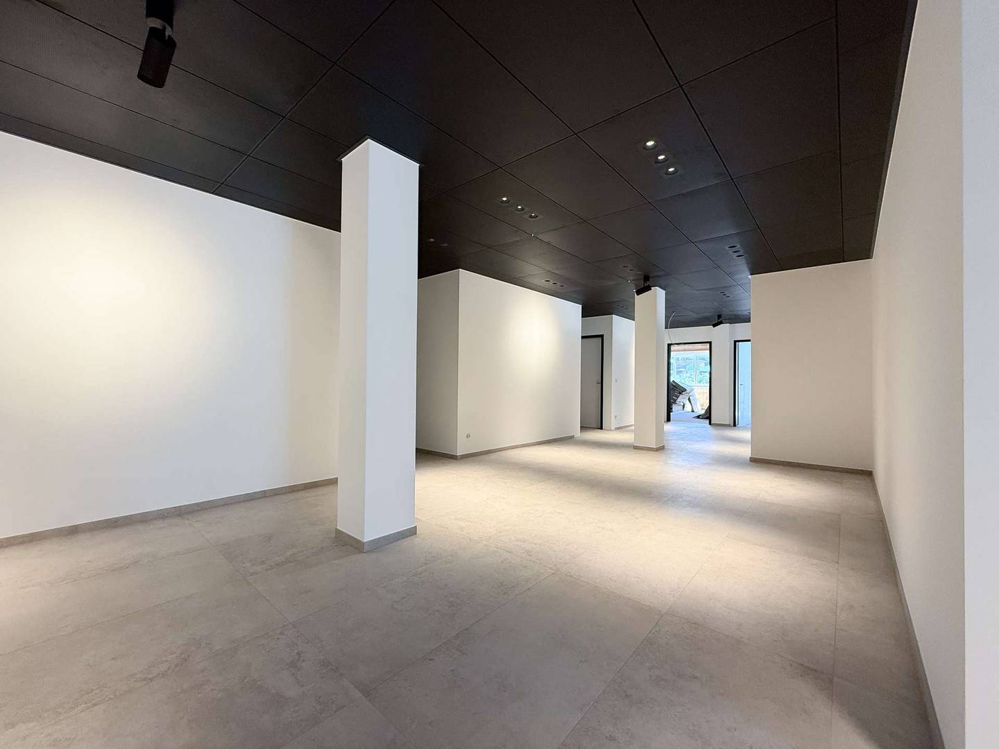 Modern first occupancy apartment with excellent transport links
