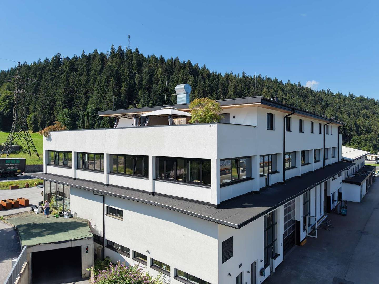 Modern first occupancy apartment with excellent transport links