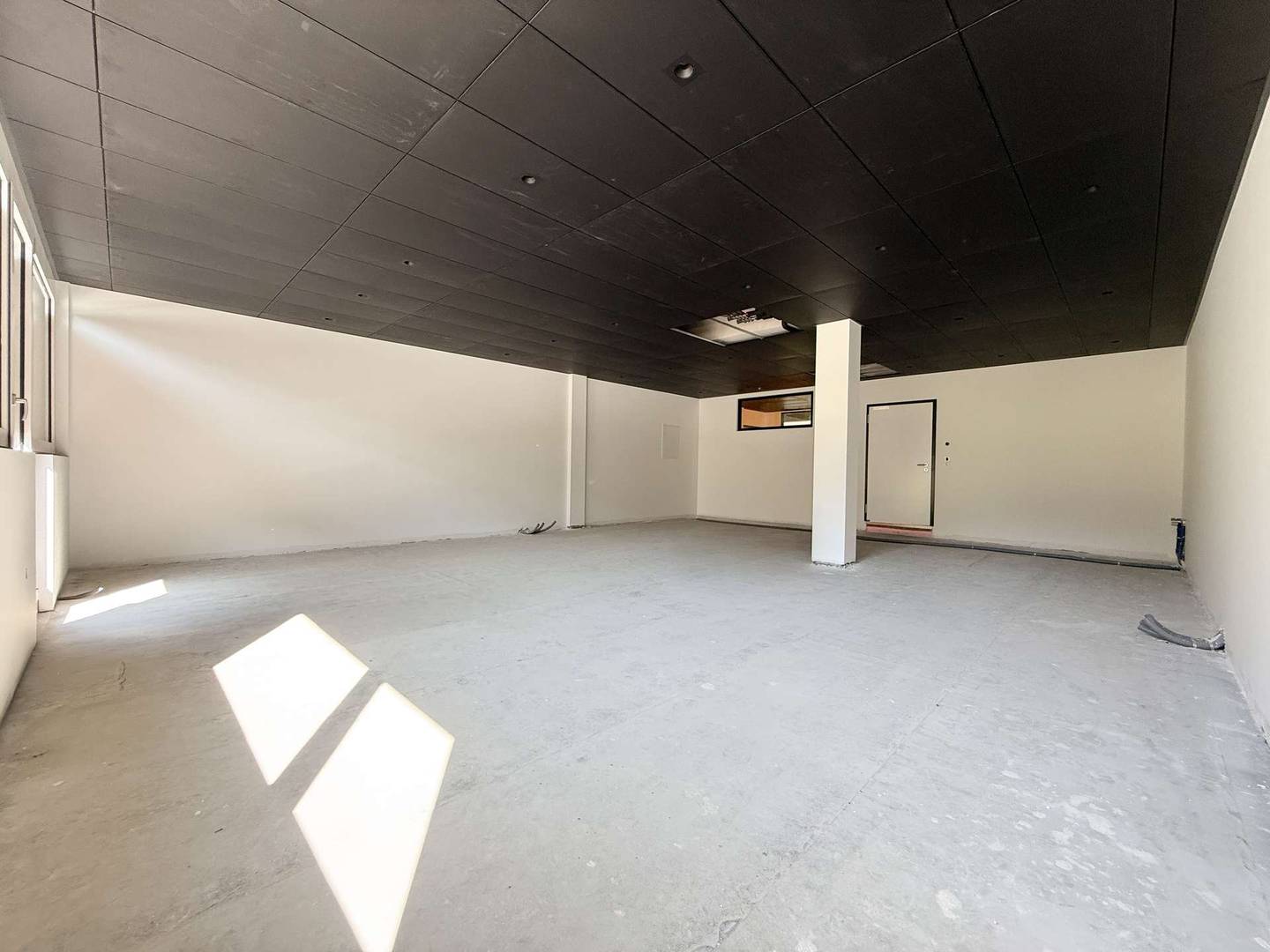 Modern first occupancy apartment with excellent transport links