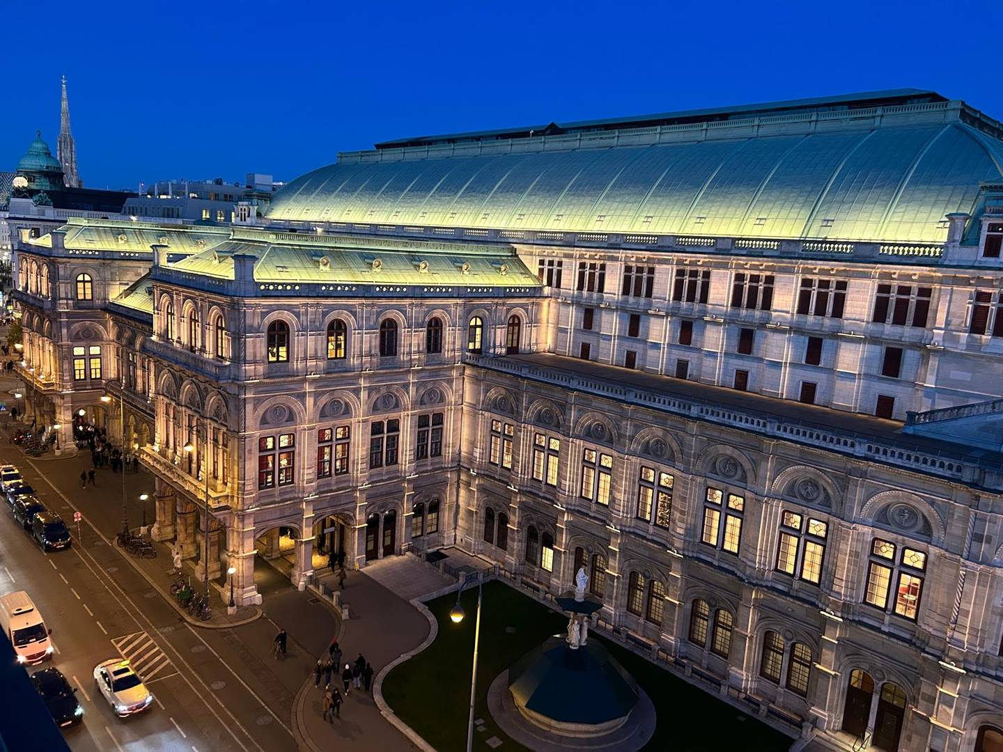 Dachgeschosswohnung with opera view and terrace
