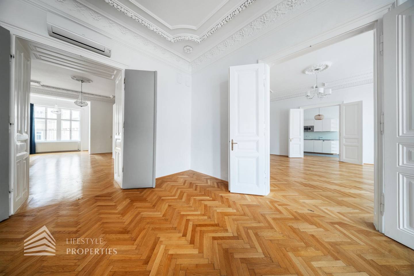 Bright 4-room apartment near Votivkirche