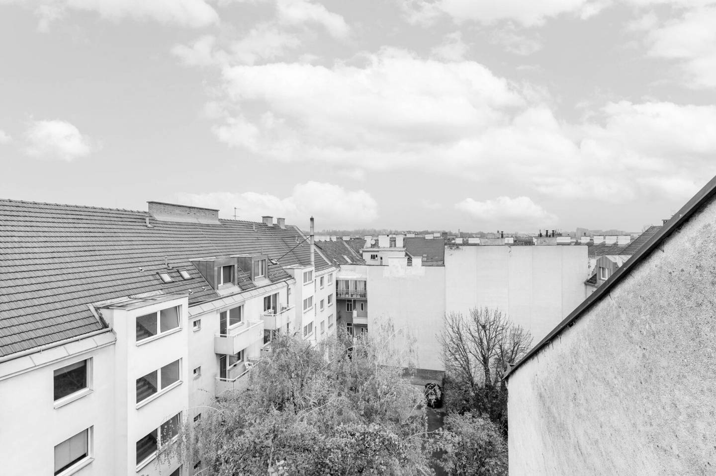 Old building apartment with 2 rooms and shared terrace