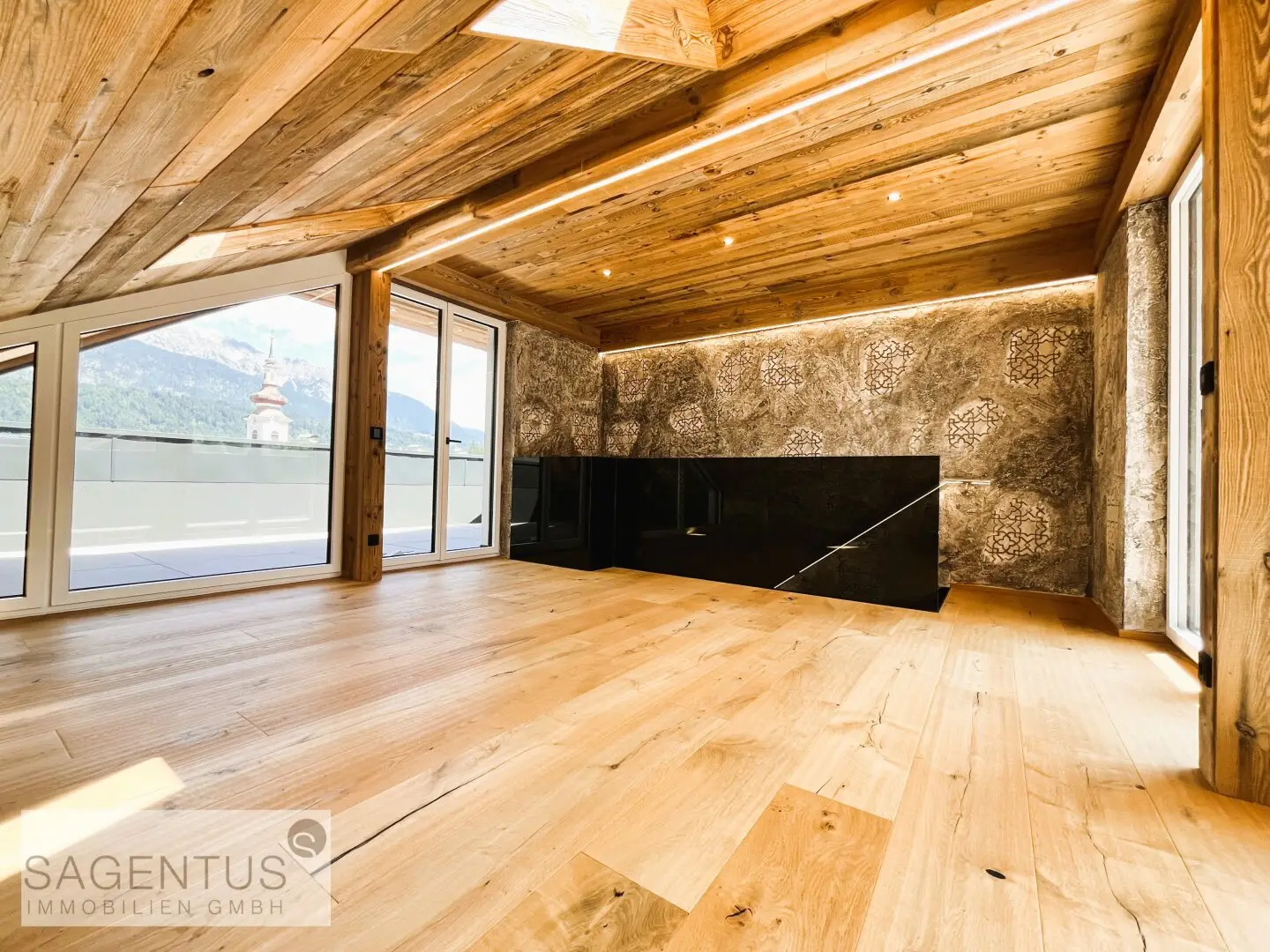 EXCLUSIVITY in its most beautiful form: Dreamlike PENTHOUSE office with additional open gallery and over 100m² terrace area in central LOCATION for sale!