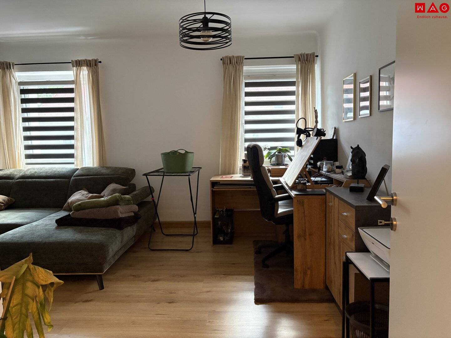 Modern retreat for small families, nature lovers and city lovers! High-quality renovation and a great layout offer optimal living comfort for various needs