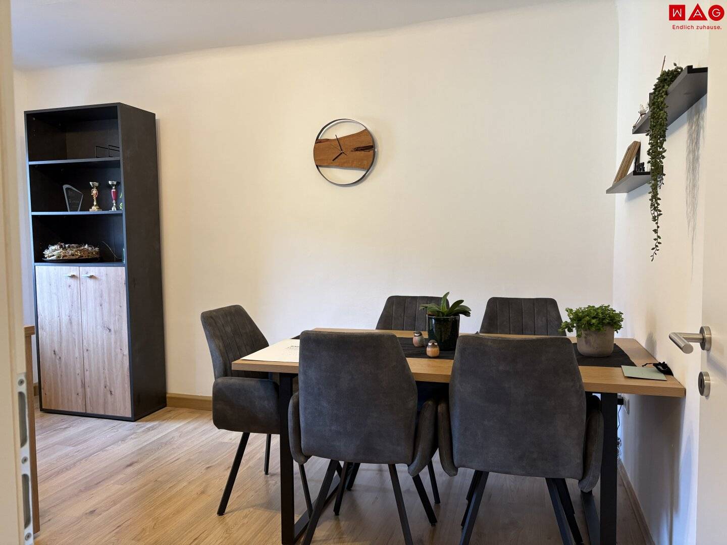 Modern retreat for small families, nature lovers and city lovers! High-quality renovation and a great layout offer optimal living comfort for various needs