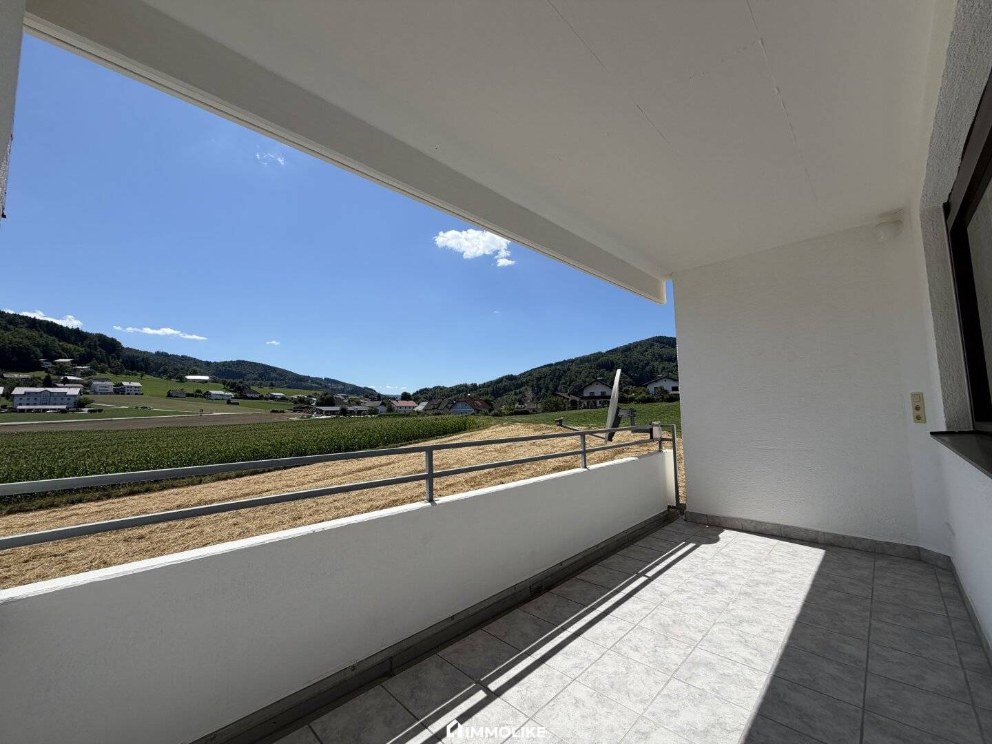 Traumhafte 4,5-Zimmer-Eigentumswohnung mit Panorama-Grün- &amp; Bergblick, Südwest-Loggia und Carport