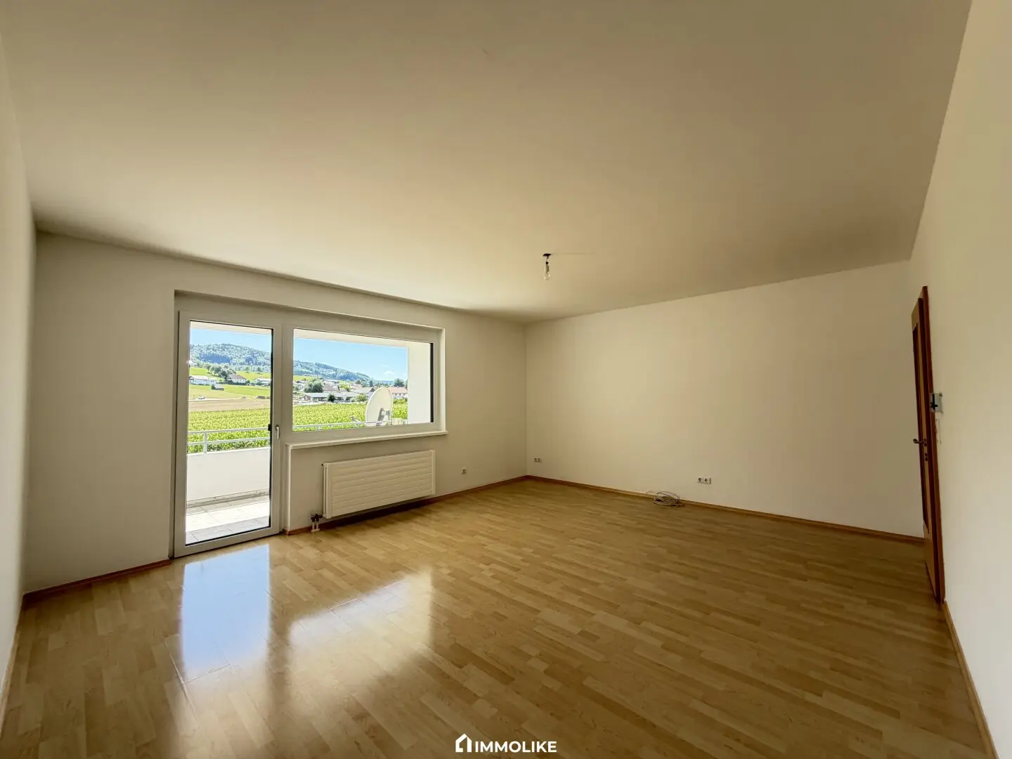 Dreamlike 4.5-room condominium with panoramic green and mountain view, southwest loggia and carport