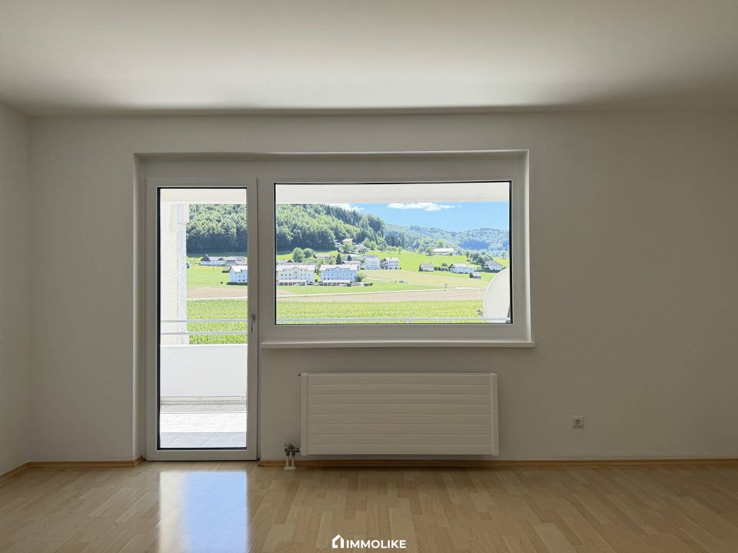 Traumhafte 4,5-Zimmer-Eigentumswohnung mit Panorama-Grün- &amp; Bergblick, Südwest-Loggia und Carport