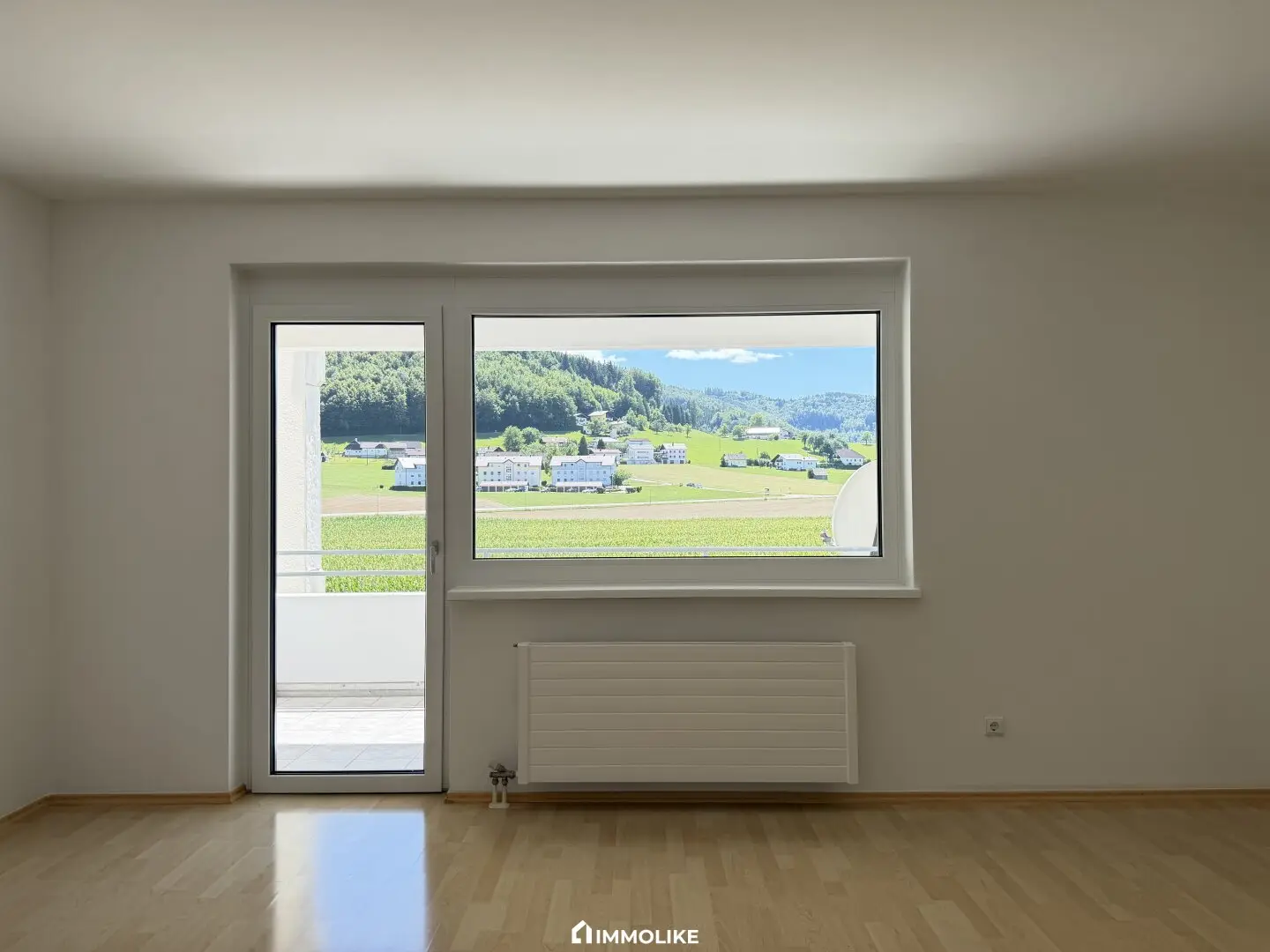 Dreamlike 4.5-room condominium with panoramic green and mountain view, southwest loggia and carport