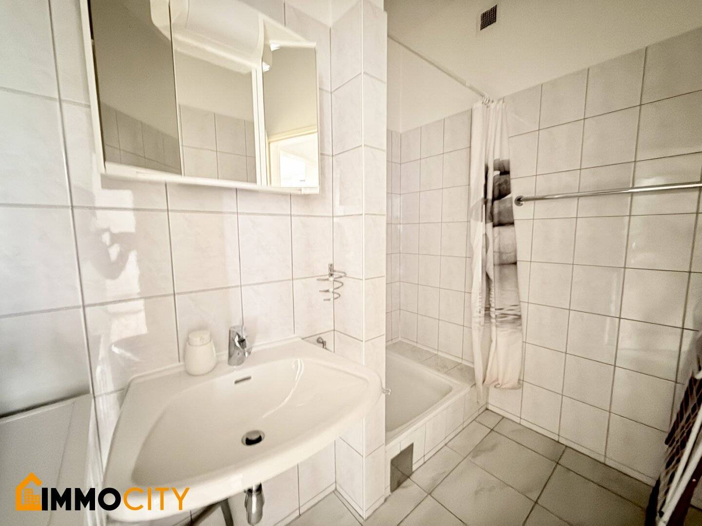 Attractive period apartment 1.5 rooms in the 8th District – courtyard-facing quiet location in Albertgasse