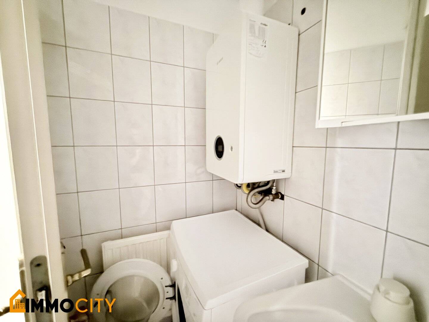 Attractive period apartment 1.5 rooms in the 8th District – courtyard-facing quiet location in Albertgasse