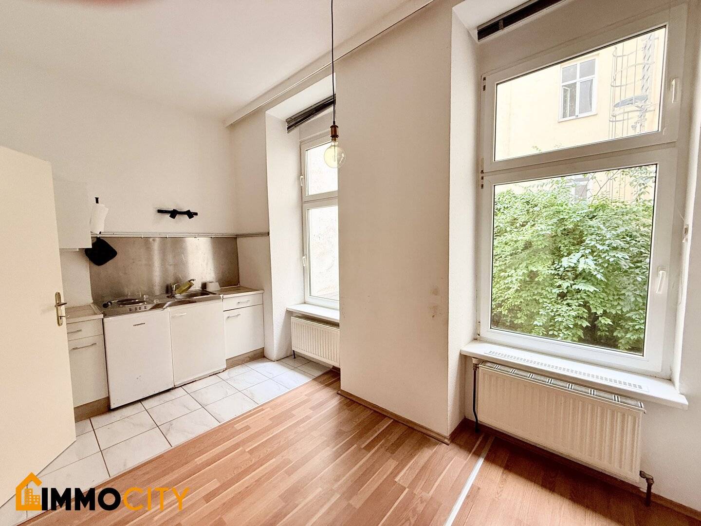 Attractive period apartment 1.5 rooms in the 8th District – courtyard-facing quiet location in Albertgasse