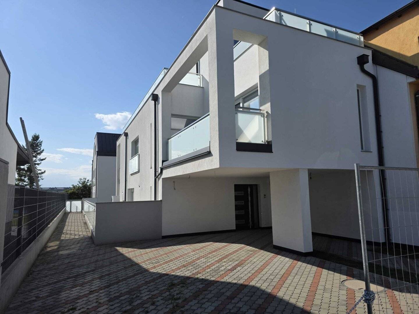 +Perfektes Lichtdurchflutetes Generationenhaus+7 Zimmer, 4 WCs+3 Bäder+ Eigengarten+separate Luxus-Etage+