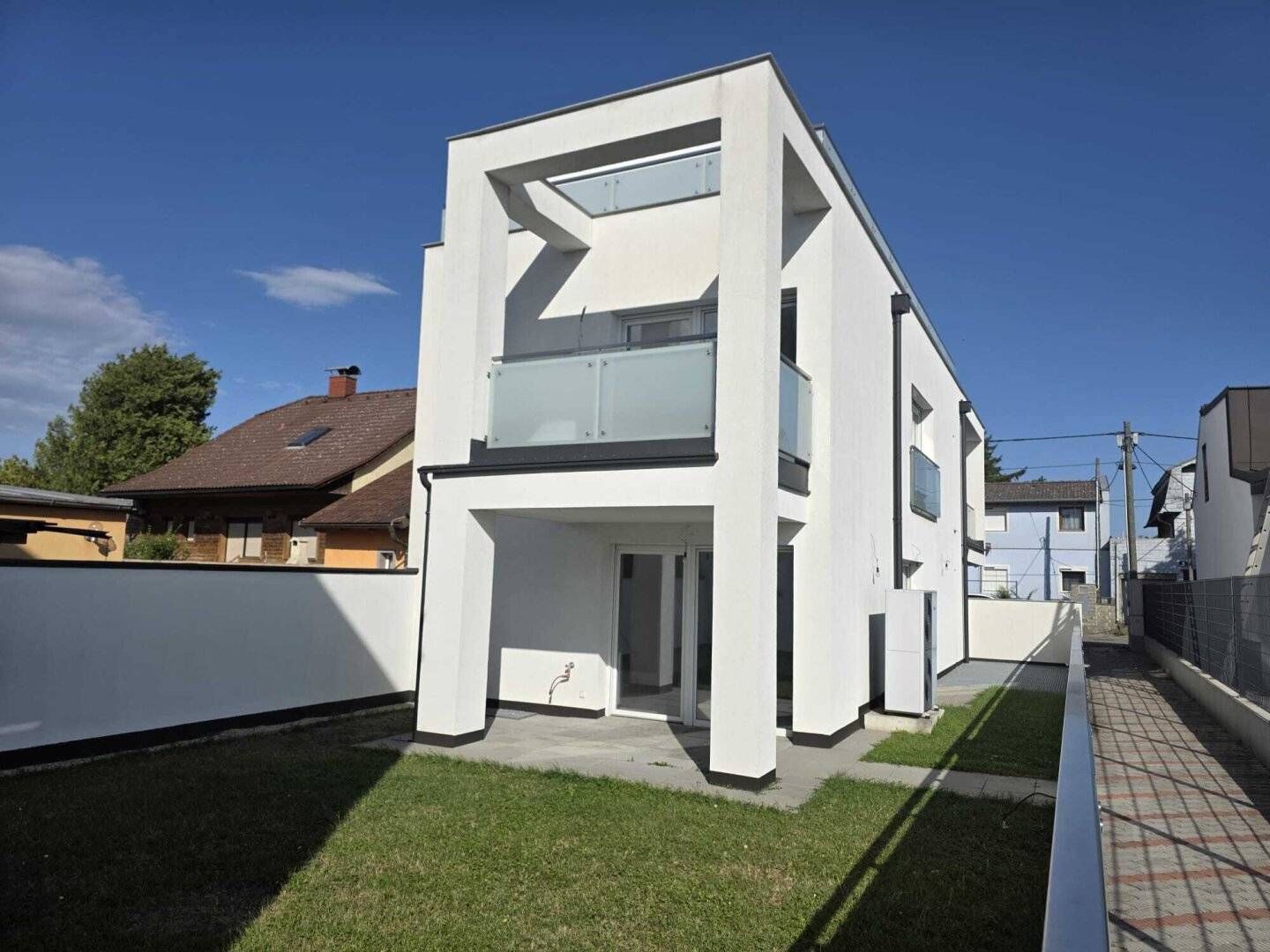 +Perfektes Lichtdurchflutetes Generationenhaus+7 Zimmer, 4 WCs+3 Bäder+ Eigengarten+separate Luxus-Etage+