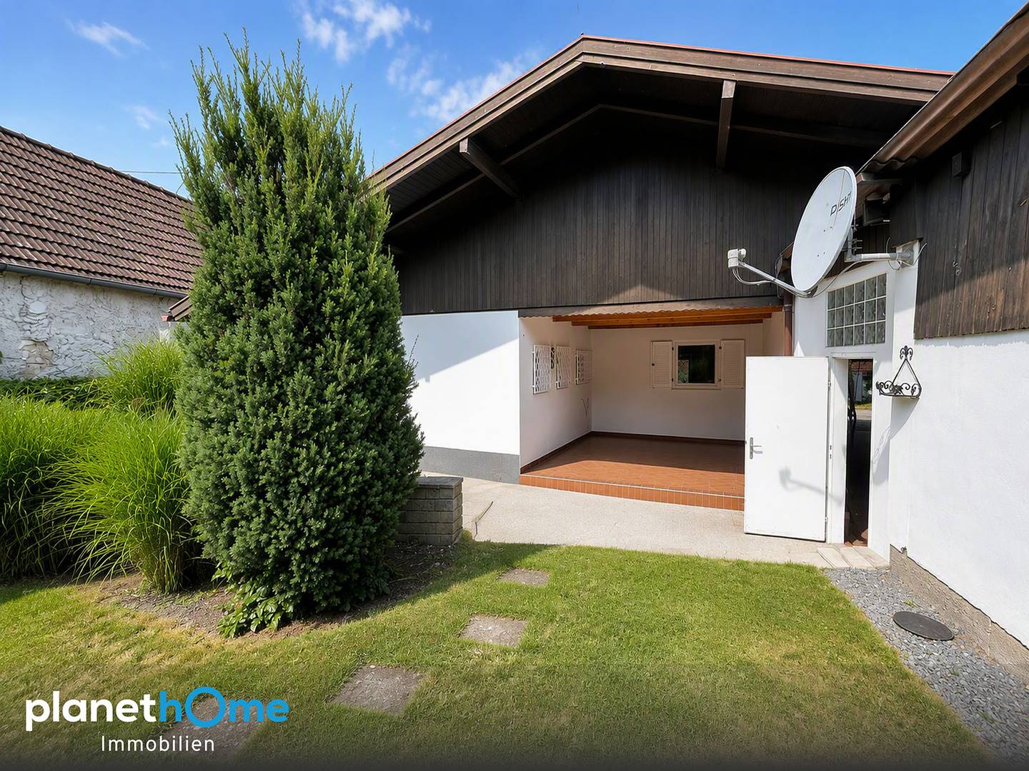 Erdgeschosswohnung im Altbau mit Privatgarten und Garage