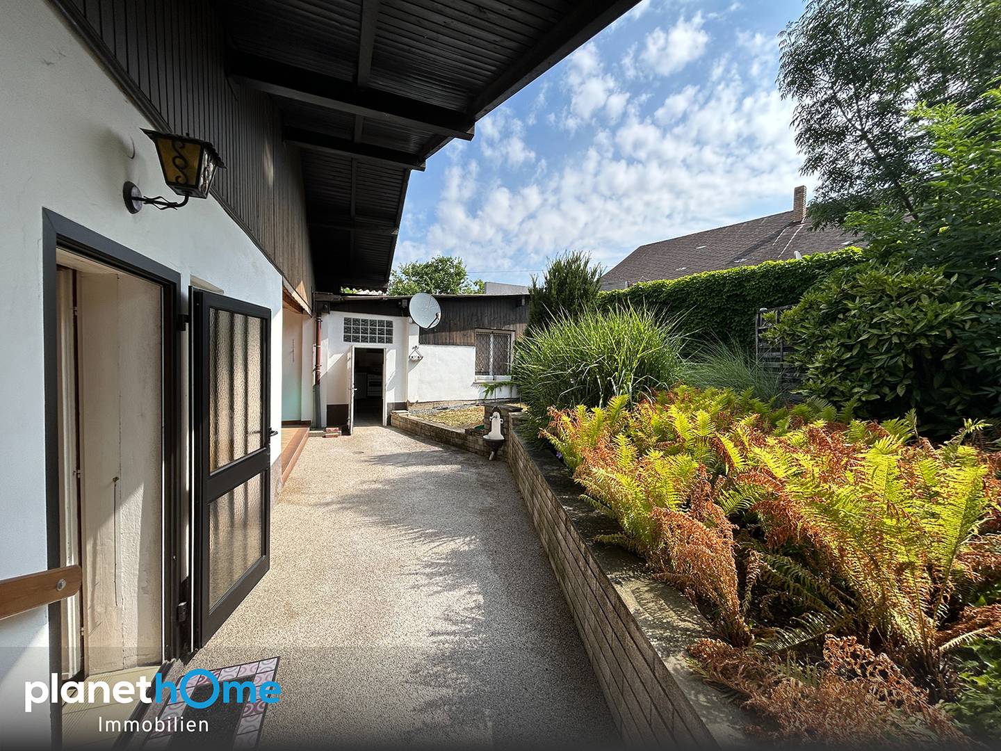 Erdgeschosswohnung im Altbau mit Privatgarten und Garage