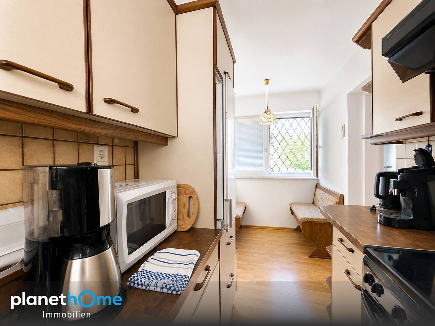 Erdgeschosswohnung im Altbau mit Privatgarten und Garage