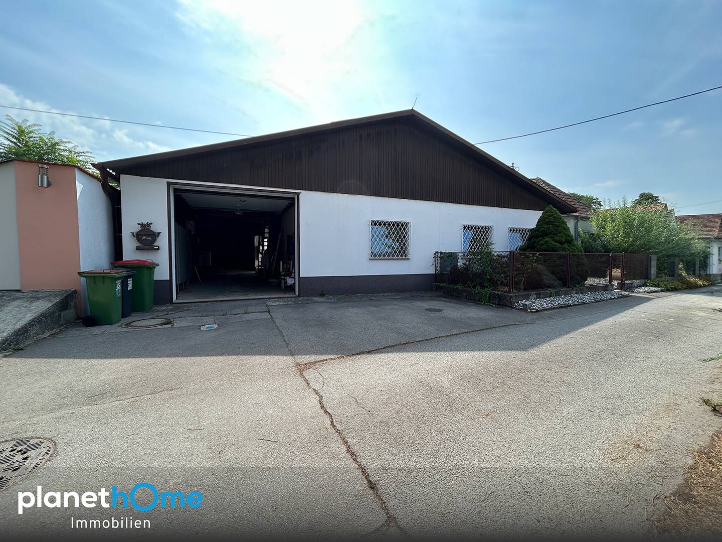 Erdgeschosswohnung im Altbau mit Privatgarten und Garage