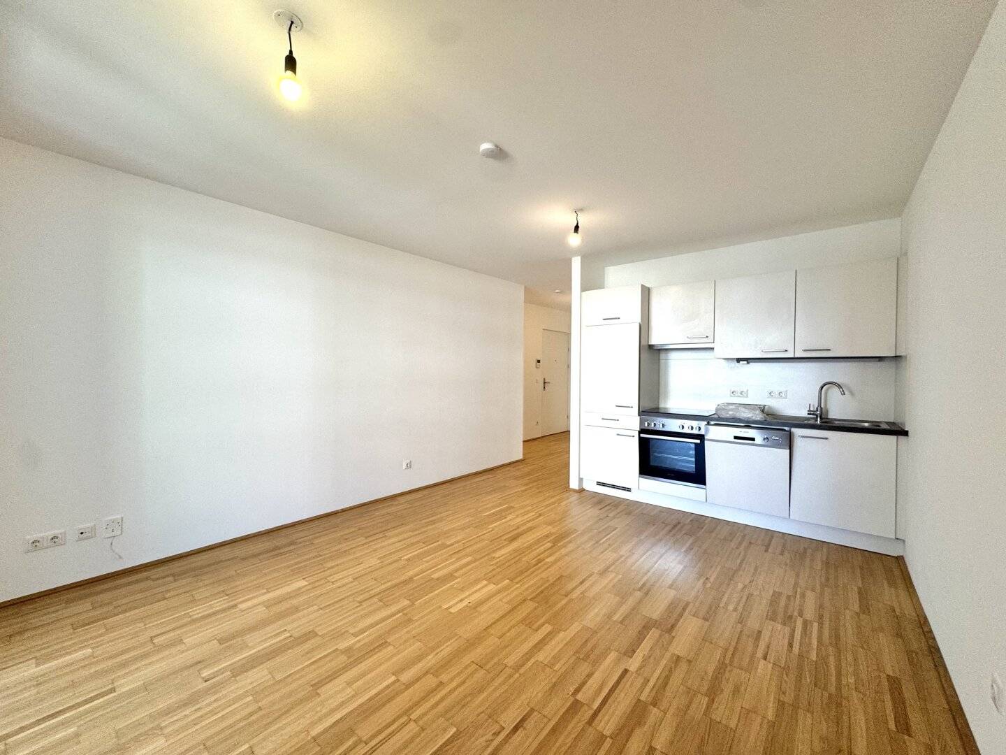 3-room apartment with courtyard-facing loggia on Dresdner Straße