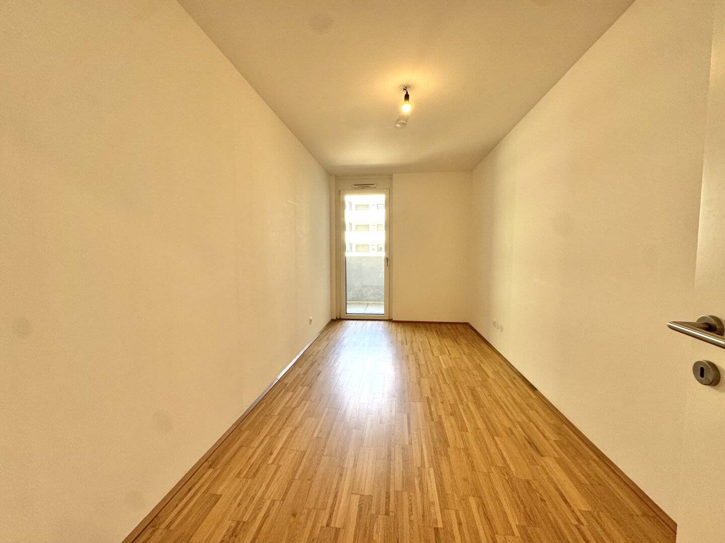 3-room apartment with courtyard-facing loggia on Dresdner Straße