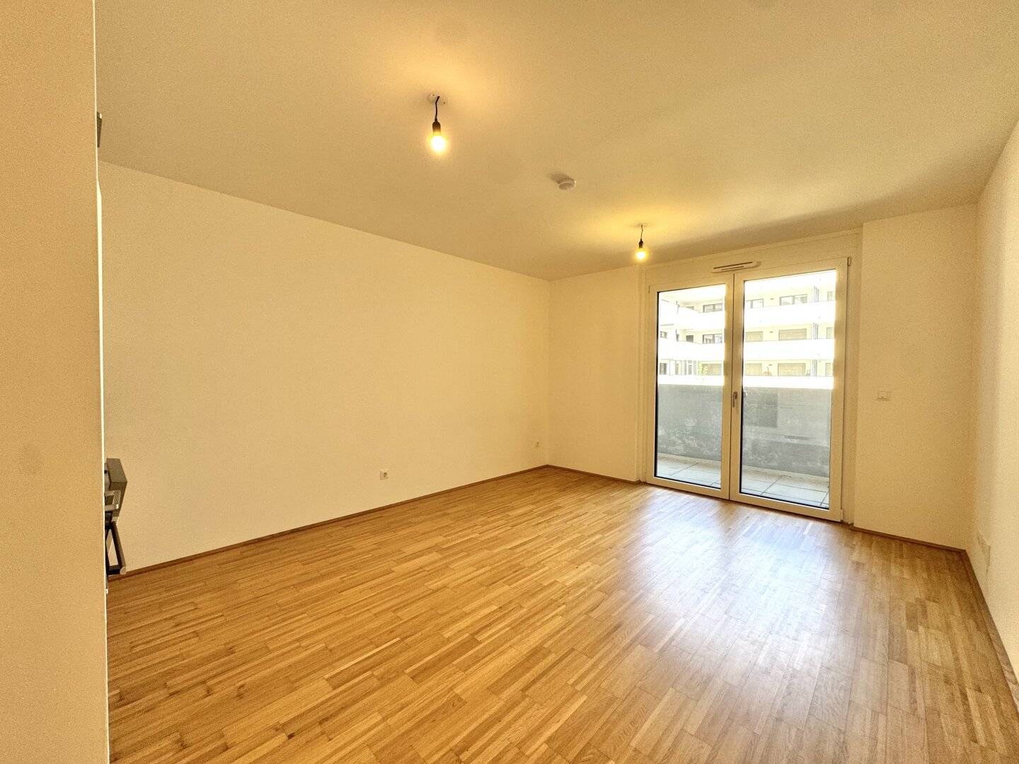 3-room apartment with courtyard-facing loggia on Dresdner Straße