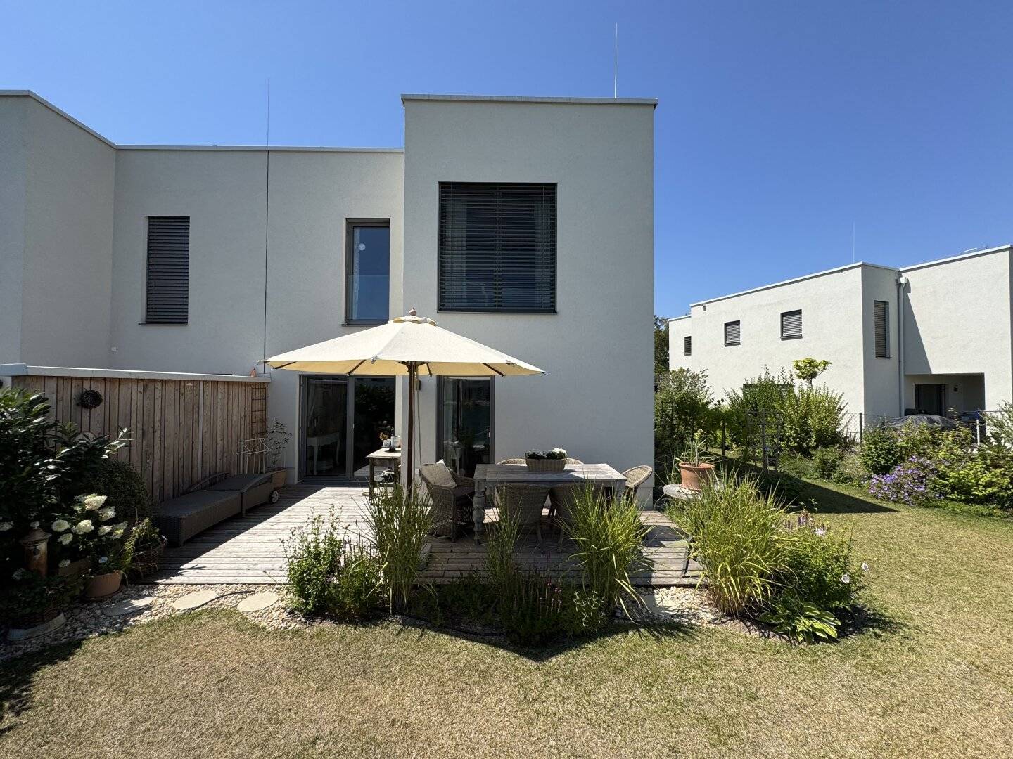 HOCHWERTIGES SEEHAUS + PRIVATEM SEEZUGANG + GARTEN - 35 MIN VON WIEN ENTFERNT