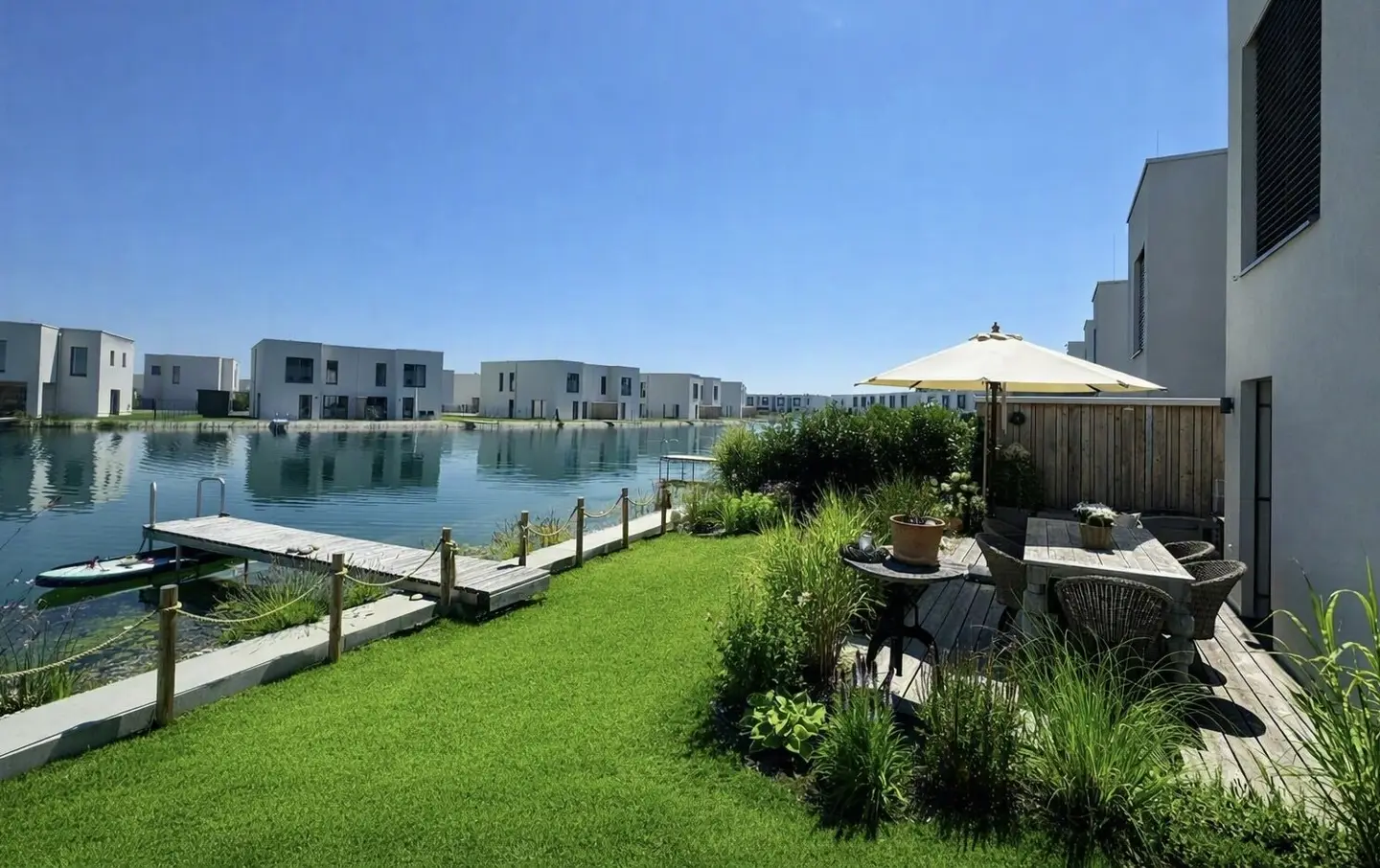 HIGH-QUALITY LAKE HOUSE WITH PRIVATE LAKE ACCESS AND GARDEN - 35 MIN FROM VIENNA