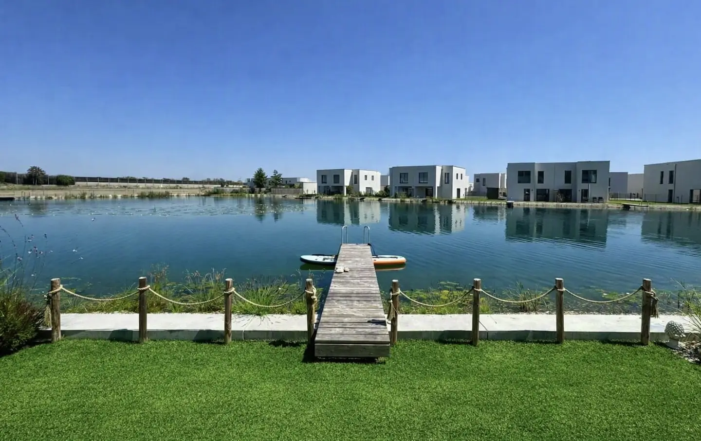 HIGH-QUALITY LAKE HOUSE WITH PRIVATE LAKE ACCESS AND GARDEN - 35 MIN FROM VIENNA